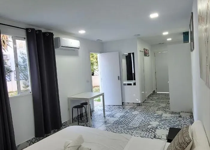 Ayz Silvela - Auto Check-In Property